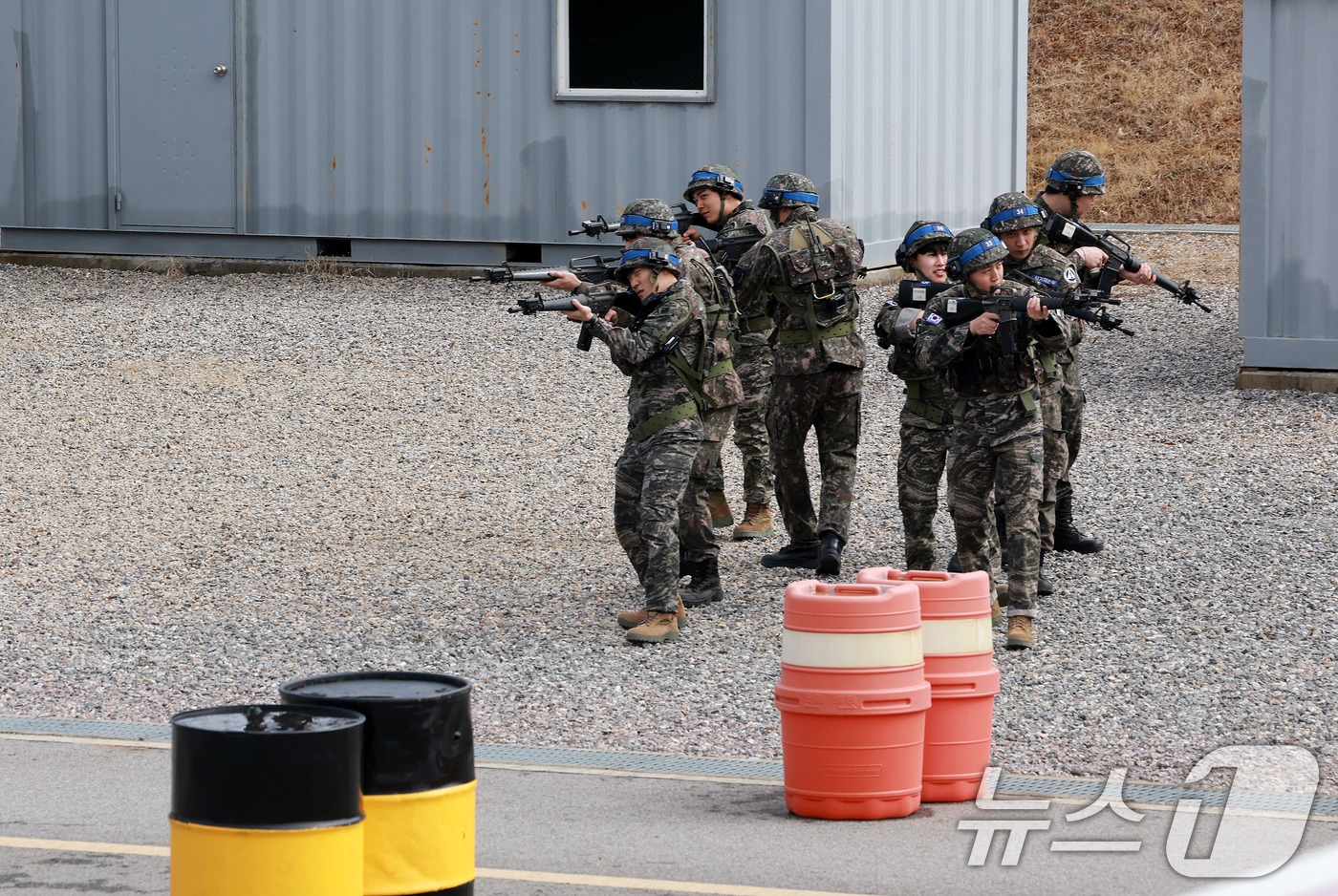 (평택=뉴스1) 이호윤 기자 = 육군 제51보병사단의 2026년 첫 예비군훈련이 실시된 3일 경기 평택시 평택·오산과학화예비군훈련장에서 예비군들이 시가지 전투 훈련을 하고 있다. …