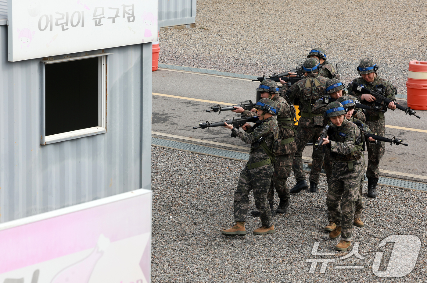 (평택=뉴스1) 이호윤 기자 = 육군 제51보병사단의 2026년 첫 예비군훈련이 실시된 3일 경기 평택시 평택·오산과학화예비군훈련장에서 예비군들이 시가지 전투 훈련을 하고 있다. …