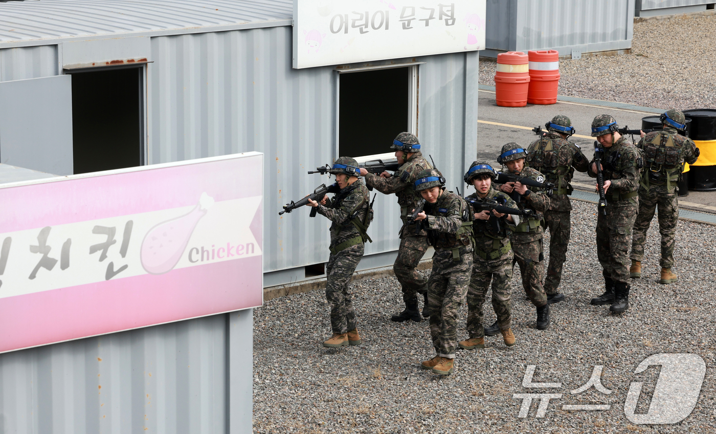 (평택=뉴스1) 이호윤 기자 = 육군 제51보병사단의 2026년 첫 예비군훈련이 실시된 3일 경기 평택시 평택·오산과학화예비군훈련장에서 예비군들이 시가지 전투 훈련을 하고 있다. …