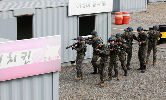 시가지 전투 훈련 받는 예비군들