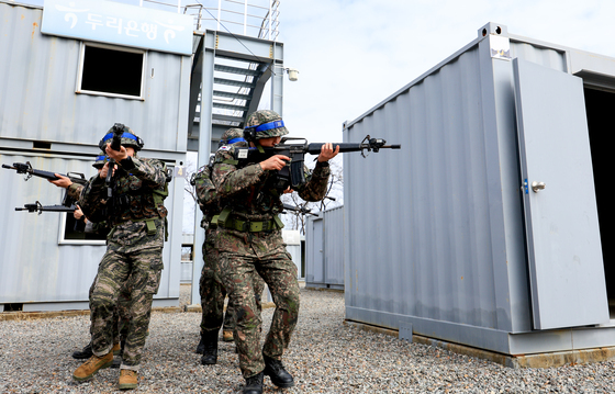 진지하게 훈련 임하는 예비군들