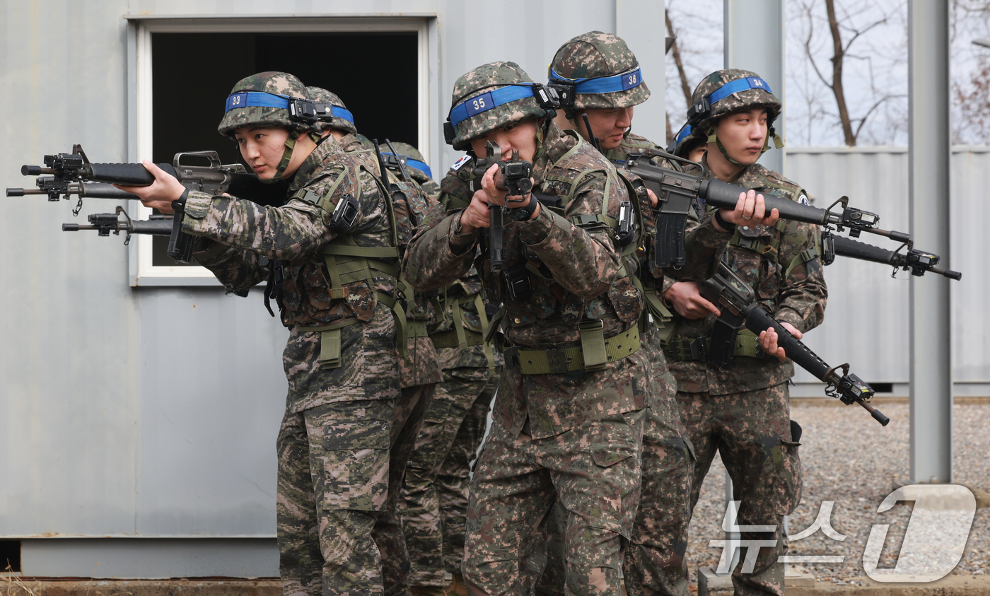 (평택=뉴스1) 이호윤 기자 = 육군 제51보병사단의 2026년 첫 예비군훈련이 실시된 3일 경기 평택시 평택·오산과학화예비군훈련장에서 예비군들이 시가지 전투 훈련을 하고 있다. …