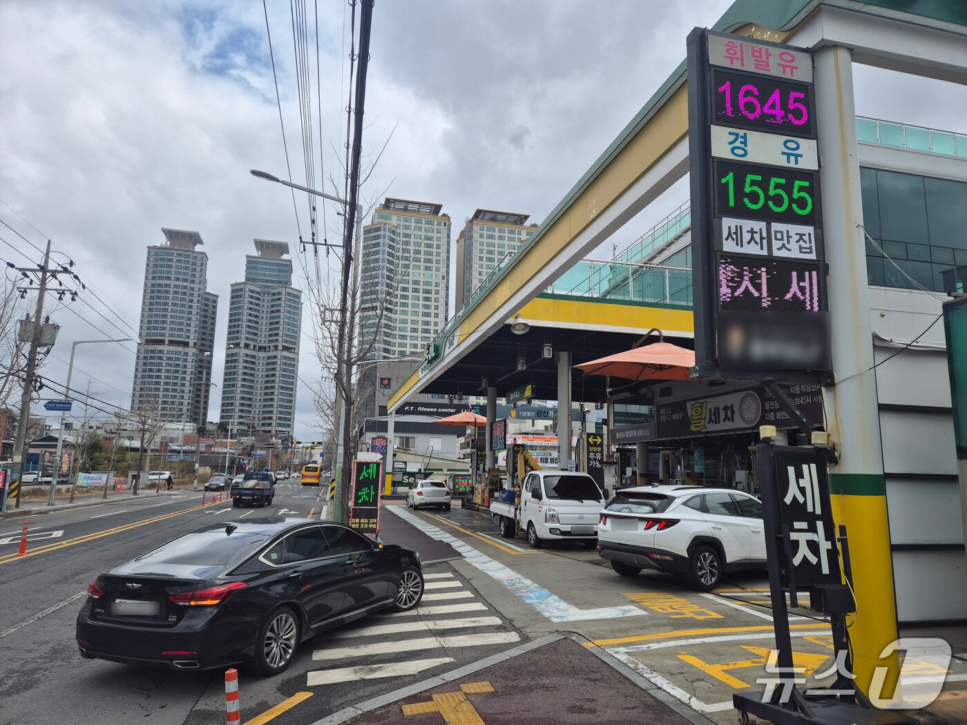 본문 이미지 - 3일 울산 남구의 한 주유소 입구에 차들이 줄지어 진입을 기다리고 있다.2026.3.3/뉴스1ⓒ 뉴스1 박정현 기자