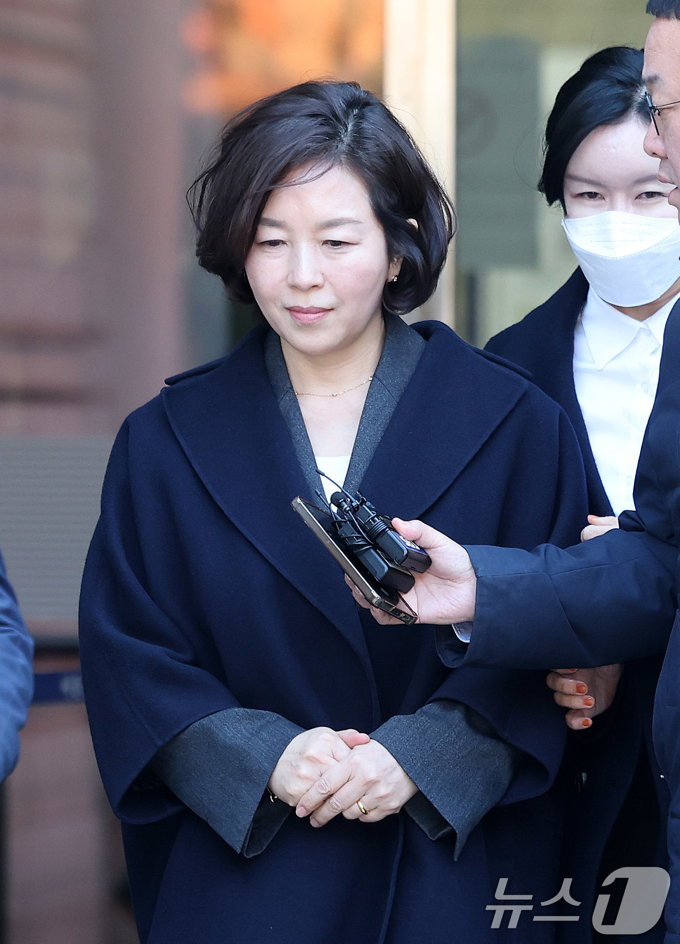 (서울=뉴스1) 박지혜 기자 = '1억 공천헌금' 의혹을 받는 김경 전 서울시의원이 3일 서울 서초구 중앙지법에서 열린 구속 전 피의자 심문을 마친 뒤 법정을 나서고 있다. 202 …