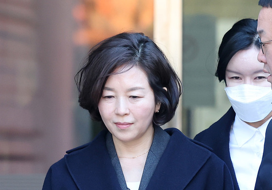 호송차로 이동하는 김경