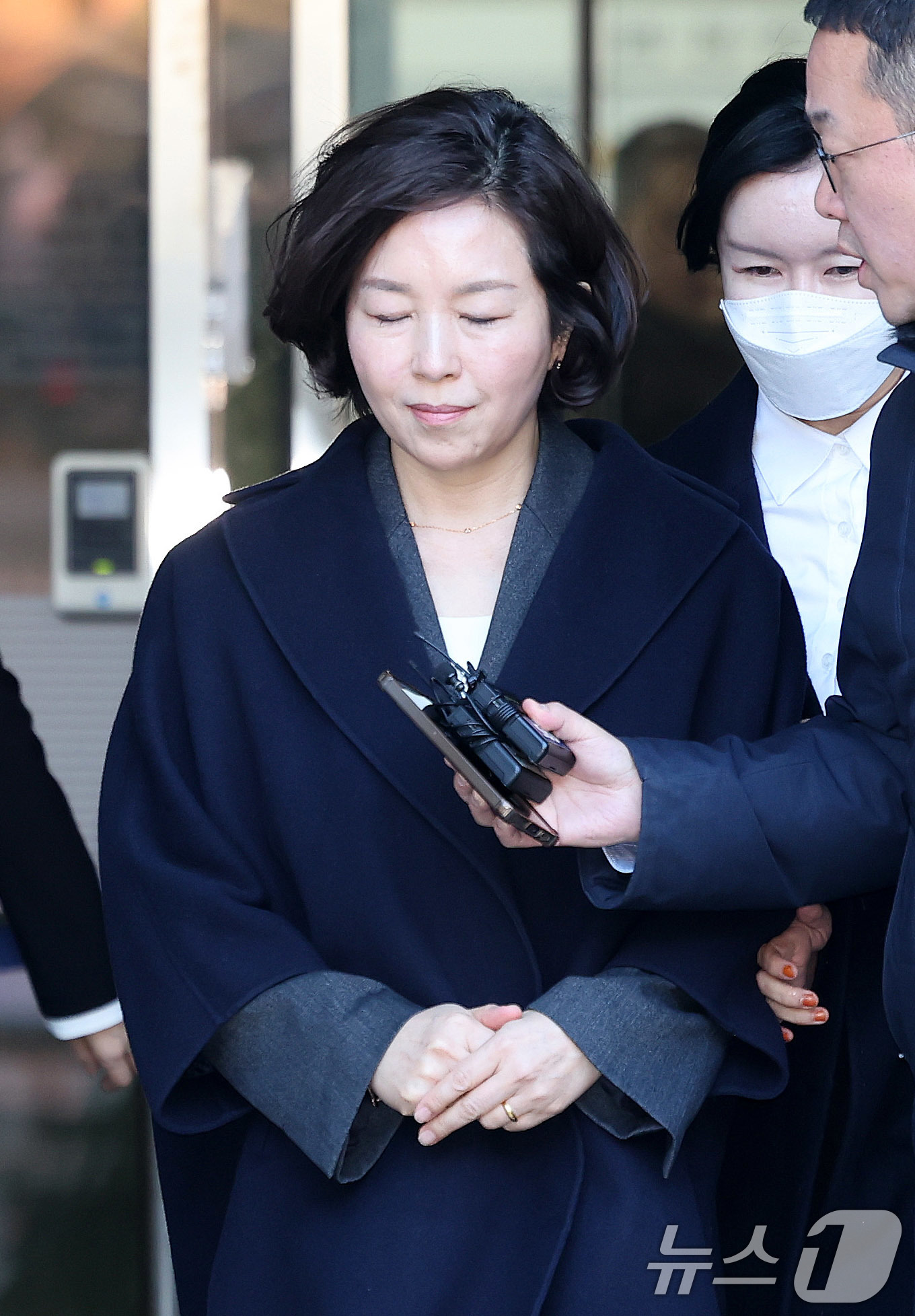 (서울=뉴스1) 박지혜 기자 = '1억 공천헌금' 의혹을 받는 김경 전 서울시의원이 3일 서울 서초구 중앙지법에서 열린 구속 전 피의자 심문을 마친 뒤 법정을 나서고 있다. 202 …