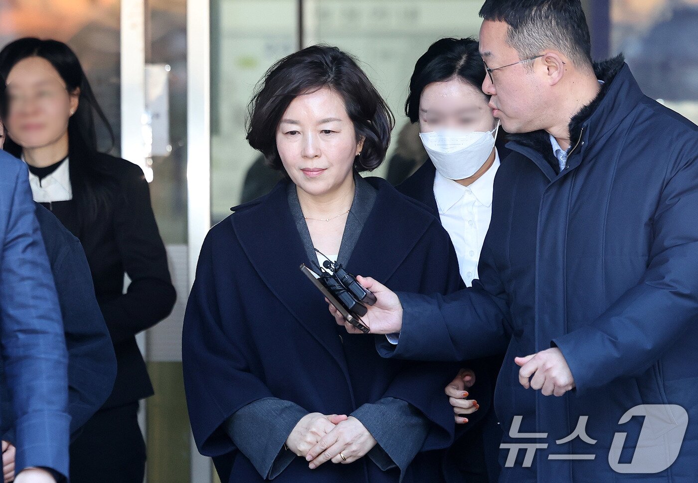 본문 이미지 - '1억 공천헌금' 의혹을 받는 김경 전 서울시의원이 3일 서울 서초구 중앙지법에서 열린 구속 전 피의자 심문을 마친 뒤 법정을 나서고 있다. 2026.3.3 ⓒ 뉴스1 박지혜 기자