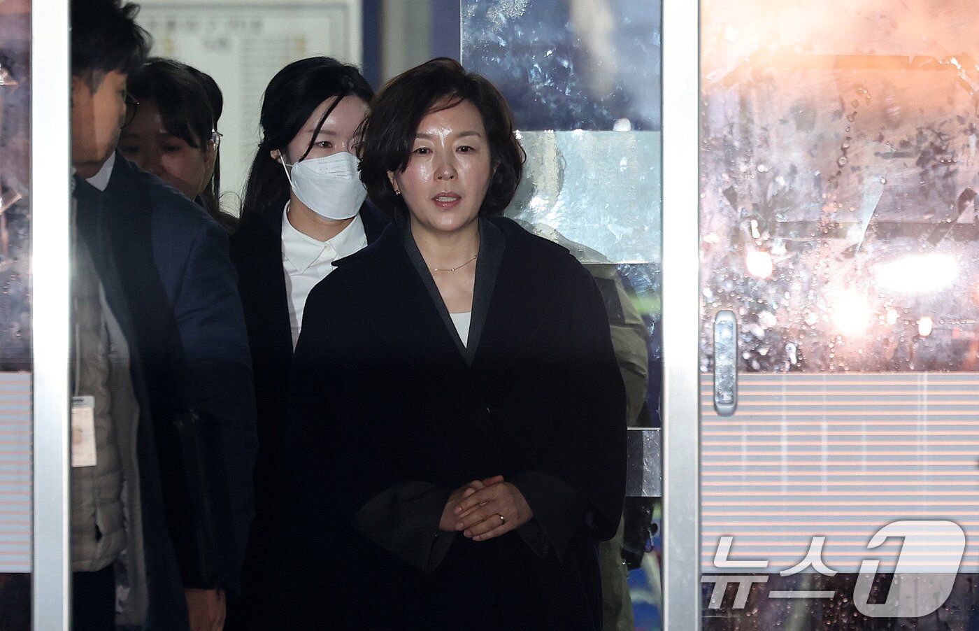 본문 이미지 - '1억 공천헌금' 의혹을 받는 김경 전 서울시의원이 3일 서울 서초구 중앙지법에서 열린 구속 전 피의자 심문을 마친 뒤 법정을 나서고 있다. 2026.3.3 ⓒ 뉴스1 박지혜 기자