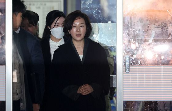 호송차로 이동하는 김경