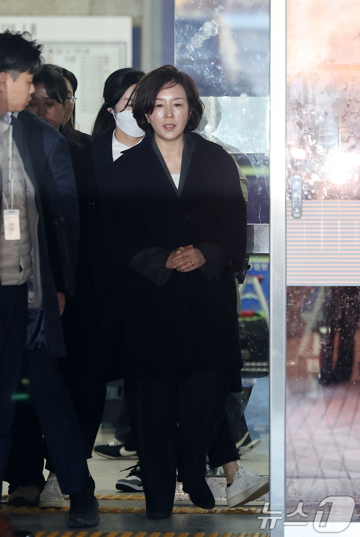 (서울=뉴스1) 박지혜 기자 = '1억 공천헌금' 의혹을 받는 김경 전 서울시의원이 3일 서울 서초구 중앙지법에서 열린 구속 전 피의자 심문을 마친 뒤 법정을 나서고 있다. 202 …