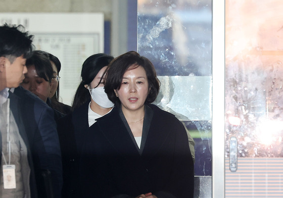 법정 나서는 김경