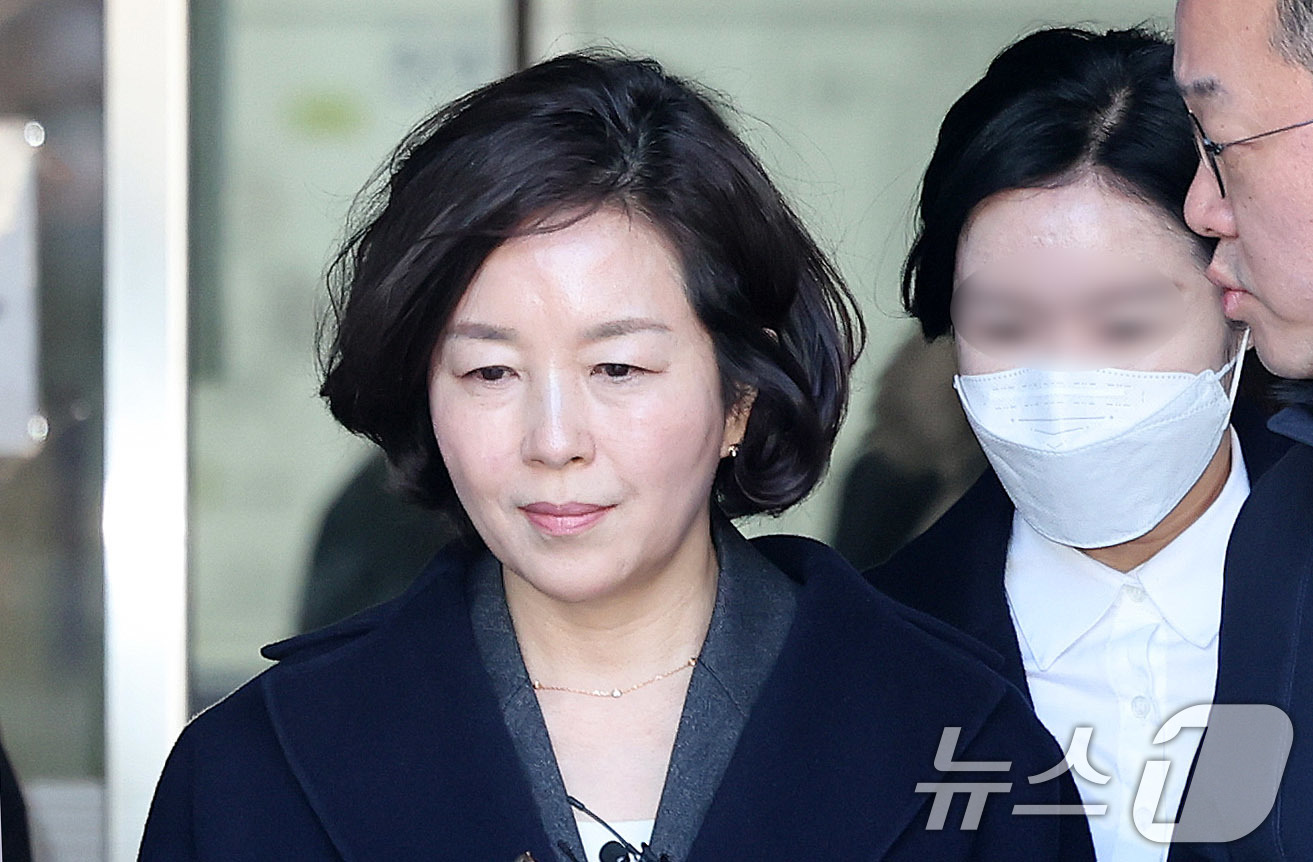 (서울=뉴스1) 박지혜 기자 = '1억 공천헌금' 의혹을 받는 김경 전 서울시의원이 3일 서울 서초구 중앙지법에서 열린 구속 전 피의자 심문을 마친 뒤 법정을 나서고 있다. 202 …