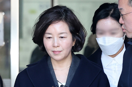 법정 나서는 김경