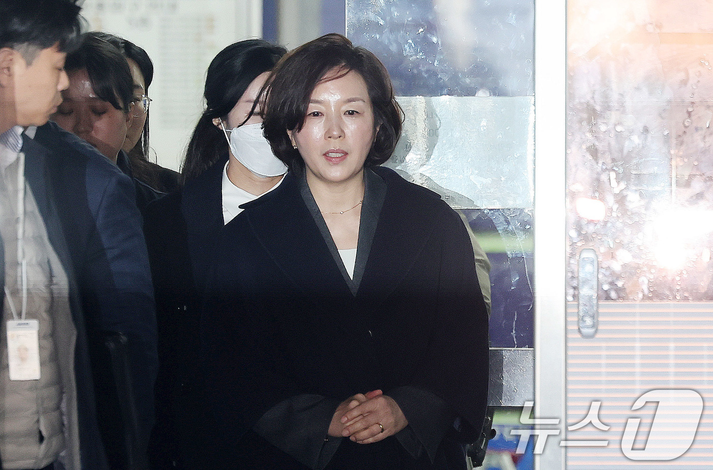 (서울=뉴스1) 박지혜 기자 = '1억 공천헌금' 의혹을 받는 김경 전 서울시의원이 3일 서울 서초구 중앙지법에서 열린 구속 전 피의자 심문을 마친 뒤 법정을 나서고 있다. 202 …