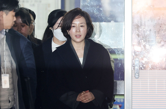 법정 나서는 김경