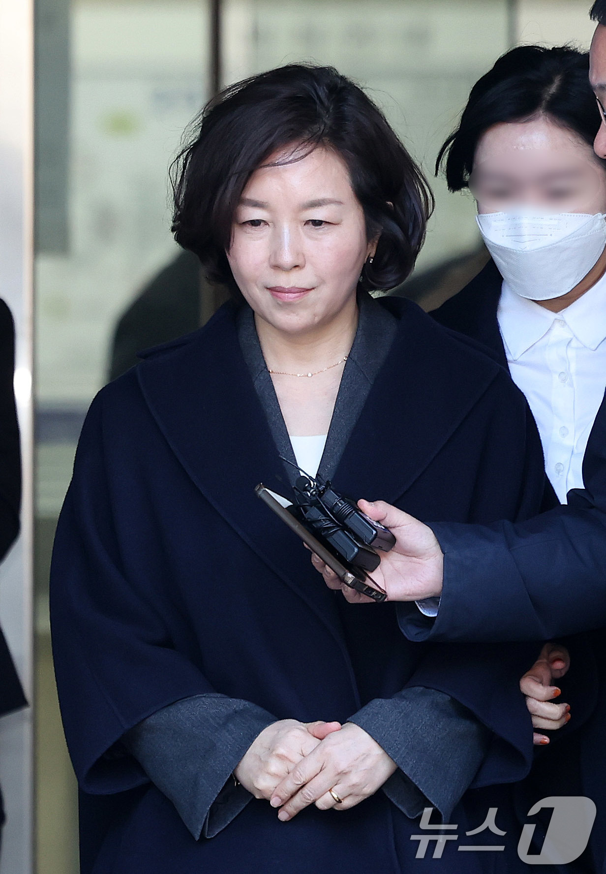 (서울=뉴스1) 박지혜 기자 = '1억 공천헌금' 의혹을 받는 김경 전 서울시의원이 3일 서울 서초구 중앙지법에서 열린 구속 전 피의자 심문을 마친 뒤 법정을 나서고 있다. 202 …