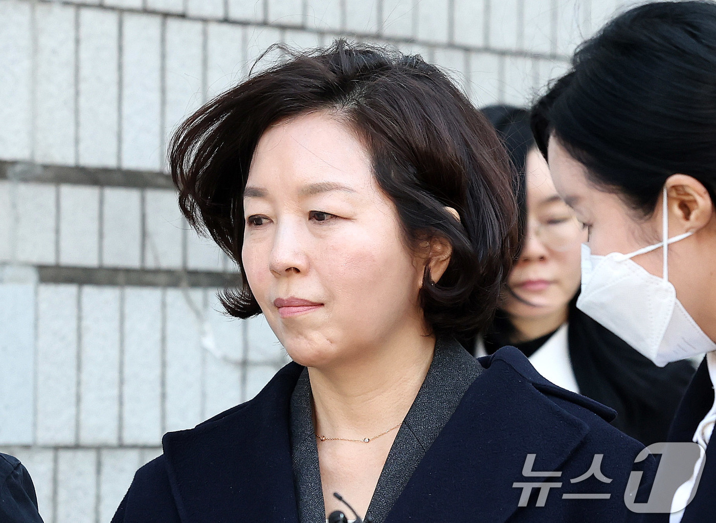 (서울=뉴스1) 박지혜 기자 = '1억 공천헌금' 의혹을 받는 김경 전 서울시의원이 3일 서울 서초구 중앙지법에서 열린 구속 전 피의자 심문을 마친 뒤 법정을 나서고 있다. 202 …