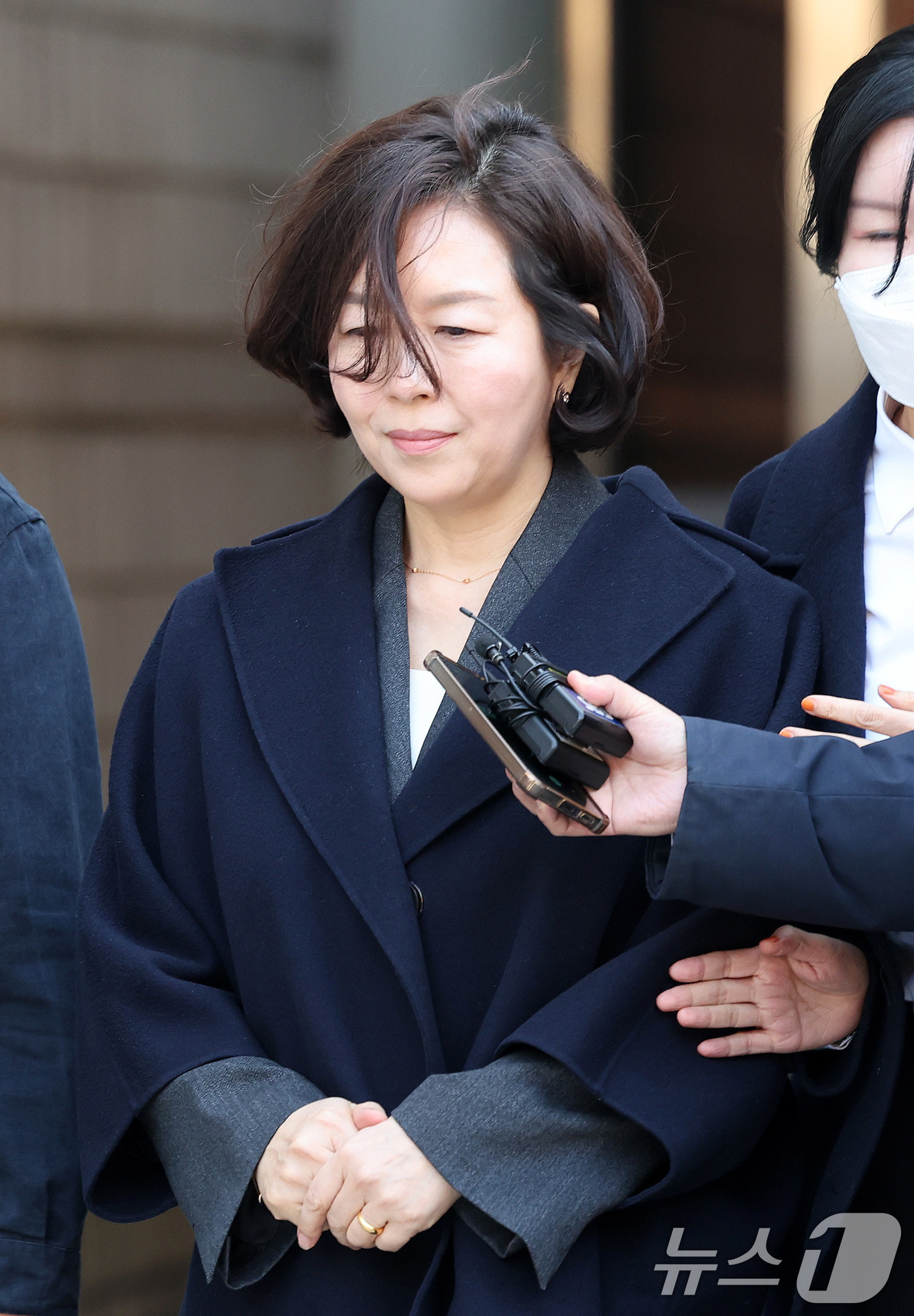 (서울=뉴스1) 박지혜 기자 = '1억 공천헌금' 의혹을 받는 김경 전 서울시의원이 3일 서울 서초구 중앙지법에서 열린 구속 전 피의자 심문을 마친 뒤 법정을 나서고 있다. 202 …