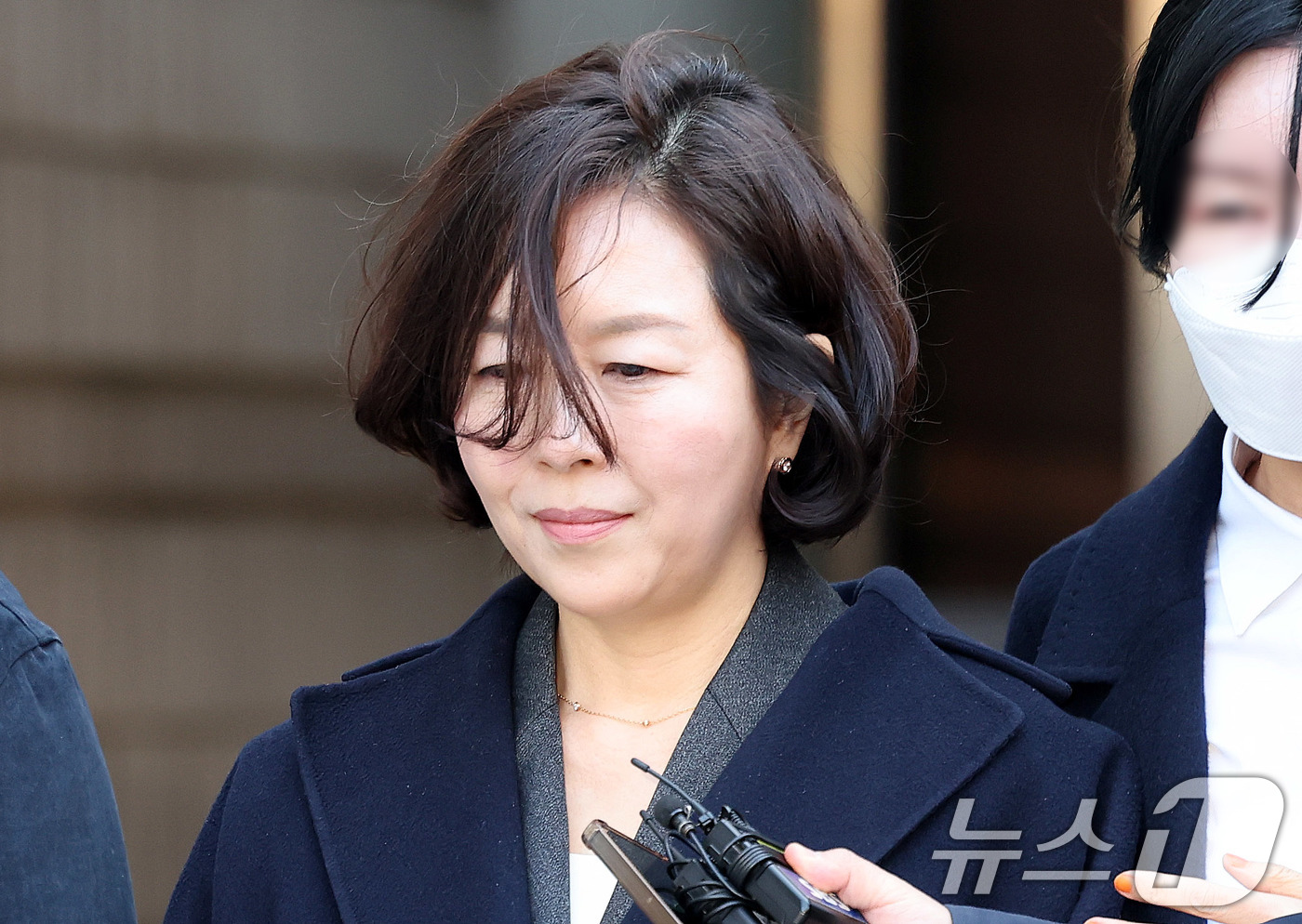 (서울=뉴스1) 박지혜 기자 = '1억 공천헌금' 의혹을 받는 김경 전 서울시의원이 3일 서울 서초구 중앙지법에서 열린 구속 전 피의자 심문을 마친 뒤 법정을 나서고 있다. 202 …