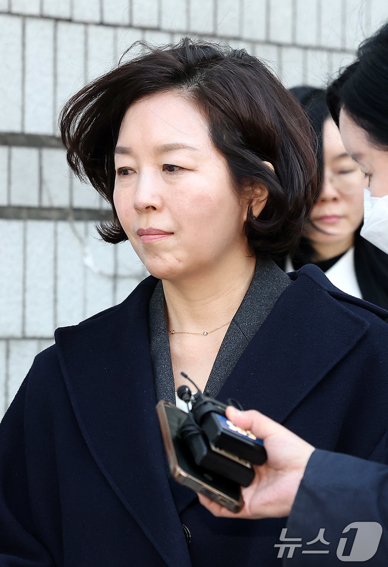 (서울=뉴스1) 박지혜 기자 = '1억 공천헌금' 의혹을 받는 김경 전 서울시의원이 3일 서울 서초구 중앙지법에서 열린 구속 전 피의자 심문을 마친 뒤 법정을 나서고 있다. 202 …