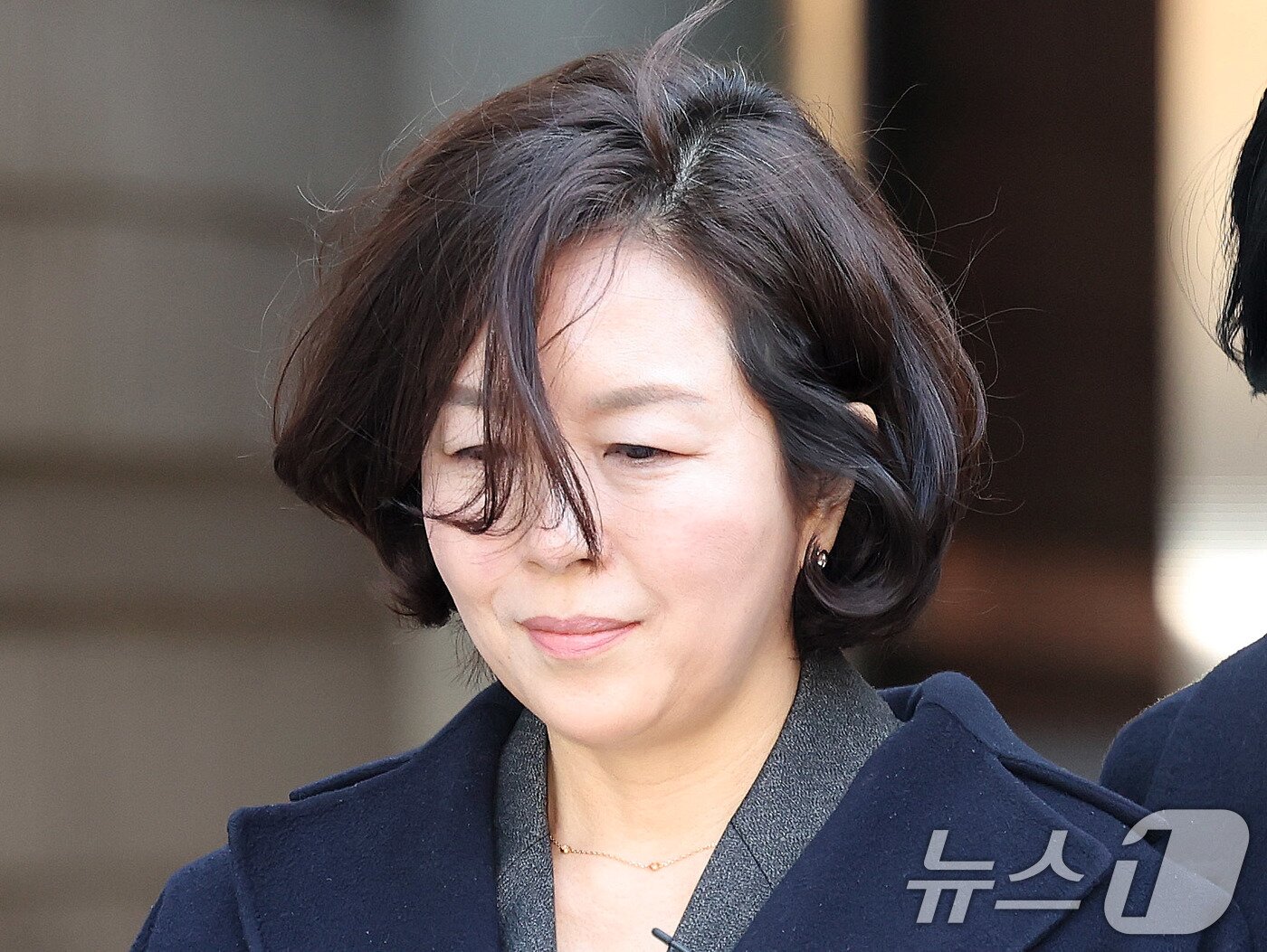 본문 이미지 - '1억 공천헌금' 의혹을 받는 김경 전 서울시의원이 3일 서울 서초구 중앙지법에서 열린 구속 전 피의자 심문을 마친 뒤 법정을 나서고 있다. 2026.3.3 ⓒ 뉴스1 박지혜 기자