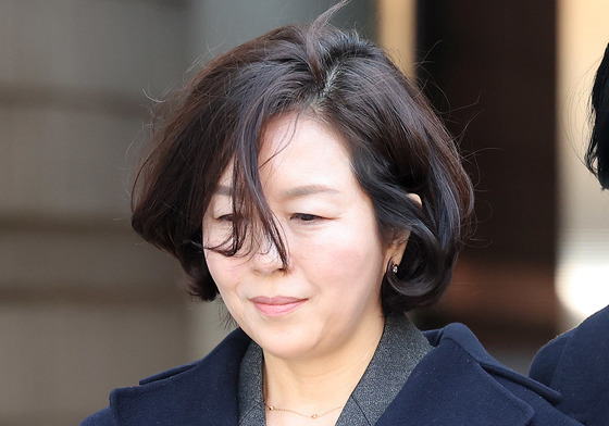 호송차로 향하는 김경