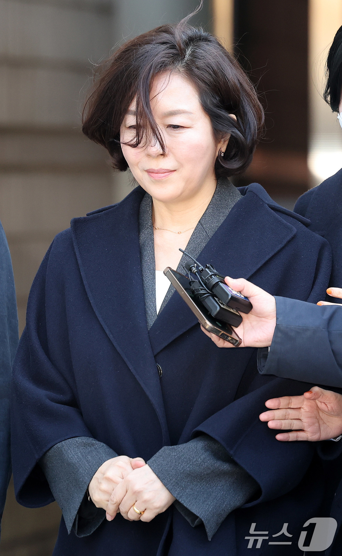 (서울=뉴스1) 박지혜 기자 = '1억 공천헌금' 의혹을 받는 김경 전 서울시의원이 3일 서울 서초구 중앙지법에서 열린 구속 전 피의자 심문을 마친 뒤 법정을 나서고 있다. 202 …