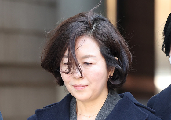 호송차로 이동하는 김경