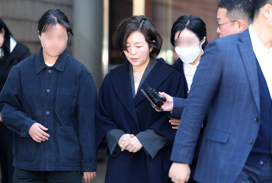 고개 숙인 김경