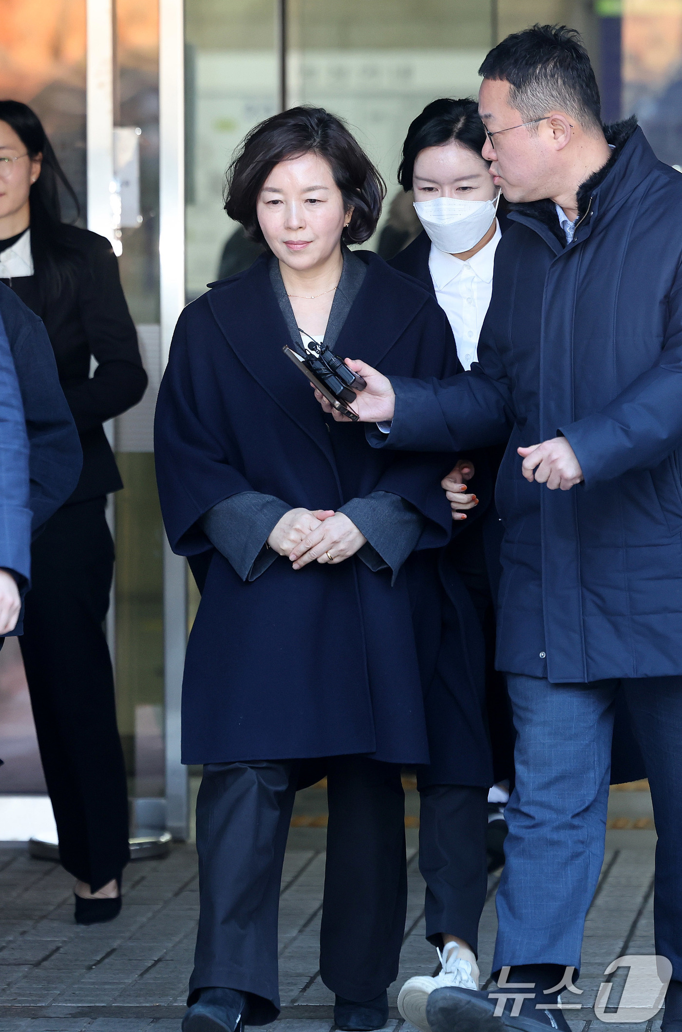 (서울=뉴스1) 박지혜 기자 = '1억 공천헌금' 의혹을 받는 김경 전 서울시의원이 3일 서울 서초구 중앙지법에서 열린 구속 전 피의자 심문을 마친 뒤 법정을 나서고 있다. 202 …