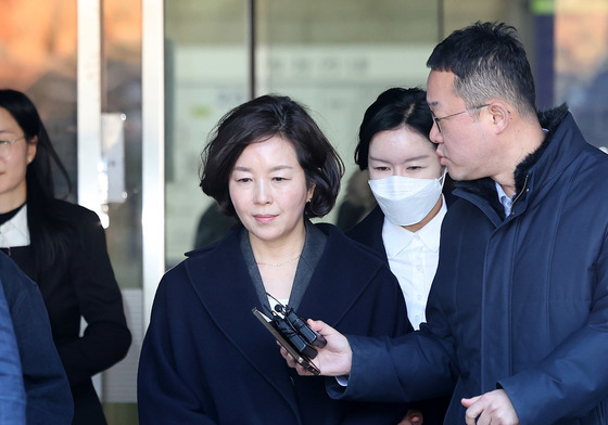 영장심사 마친 김경, 취재진 질문에 '묵묵부답'