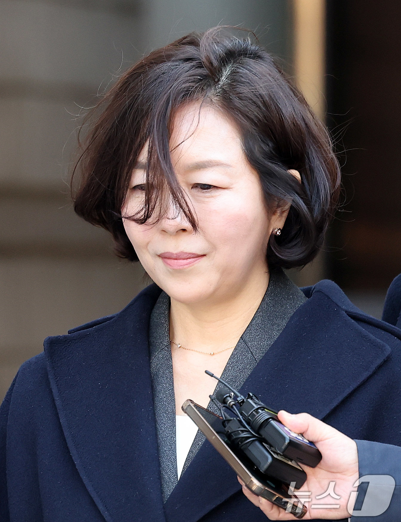 (서울=뉴스1) 박지혜 기자 = '1억 공천헌금' 의혹을 받는 김경 전 서울시의원이 3일 서울 서초구 중앙지법에서 열린 구속 전 피의자 심문을 마친 뒤 법정을 나서고 있다. 202 …