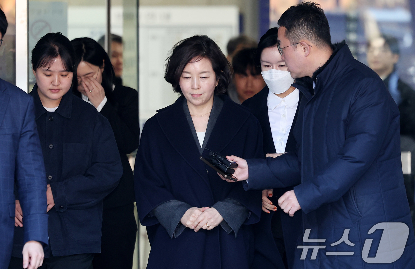 (서울=뉴스1) 박지혜 기자 = '1억 공천헌금' 의혹을 받는 김경 전 서울시의원이 3일 서울 서초구 중앙지법에서 열린 구속 전 피의자 심문을 마친 뒤 법정을 나서고 있다. 202 …