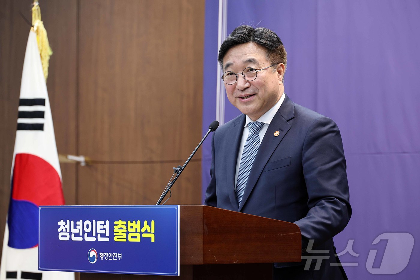 (서울=뉴스1) = 윤호중 행정안전부 장관이 3일 오전 서울 중구 은행회관 국제회의실에서 열린 2026년 행정안전부 청년인턴 미래도약 출범식에서 환영 인사말을 하고 있다. (행정안 …