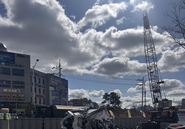 70대 몰던 승용차 역주행 해 경차-1톤 화물차 충격…3명 부상