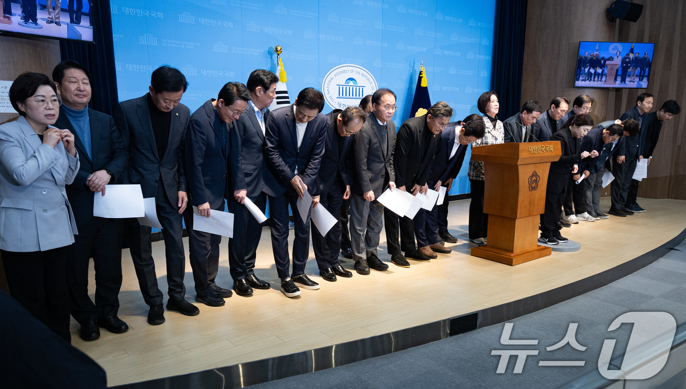 (서울=뉴스1) 유승관 기자 = 국민의힘 대구·경북 지역 국회의원 및 이철우 경북도지사와 이만규 대구시의회 의장, 박성만 경북도의회 의장 등 참석자들이 3일 서울 여의도 국회 소통 …