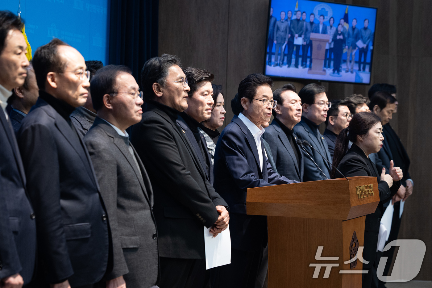 (서울=뉴스1) 유승관 기자 = 이철우 경북도지사와 국민의힘 대구·경북 지역 국회의원 및 이만규 대구시의회 의장, 박성만 경북도의회 의장 등 참석자들이 3일 서울 여의도 국회 소통 …