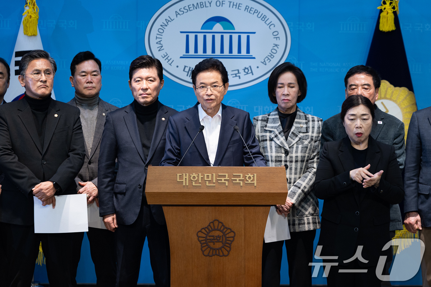 (서울=뉴스1) 유승관 기자 = 이철우 경북도지사와 국민의힘 대구·경북 지역 국회의원 및 이만규 대구시의회 의장, 박성만 경북도의회 의장 등 참석자들이 3일 서울 여의도 국회 소통 …