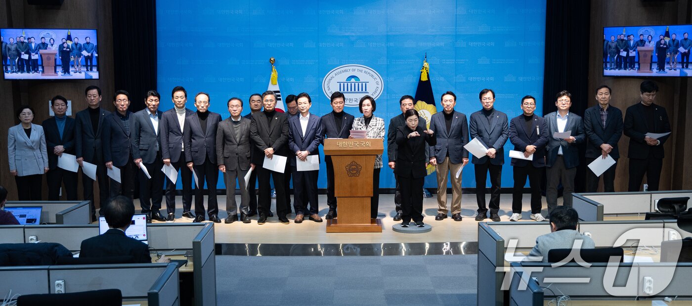 본문 이미지 - 국민의힘 대구·경북 지역 국회의원 및 이철우 경북도지사와 이만규 대구시의회 의장, 박성만 경북도의회 의장 등 참석자들이 3일 서울 여의도 국회 소통관에서 '대구·경북 행정통합법'의 신속한 처리를 촉구하는 기자회견을 하고 있다. 2026.3.3 ⓒ 뉴스1 유승관 기자