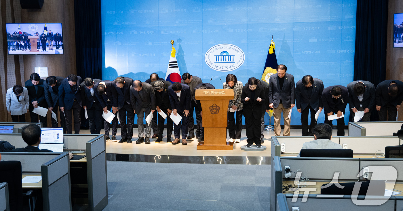 (서울=뉴스1) 유승관 기자 = 국민의힘 대구·경북 지역 국회의원 및 이철우 경북도지사와 이만규 대구시의회 의장, 박성만 경북도의회 의장 등 참석자들이 3일 서울 여의도 국회 소통 …