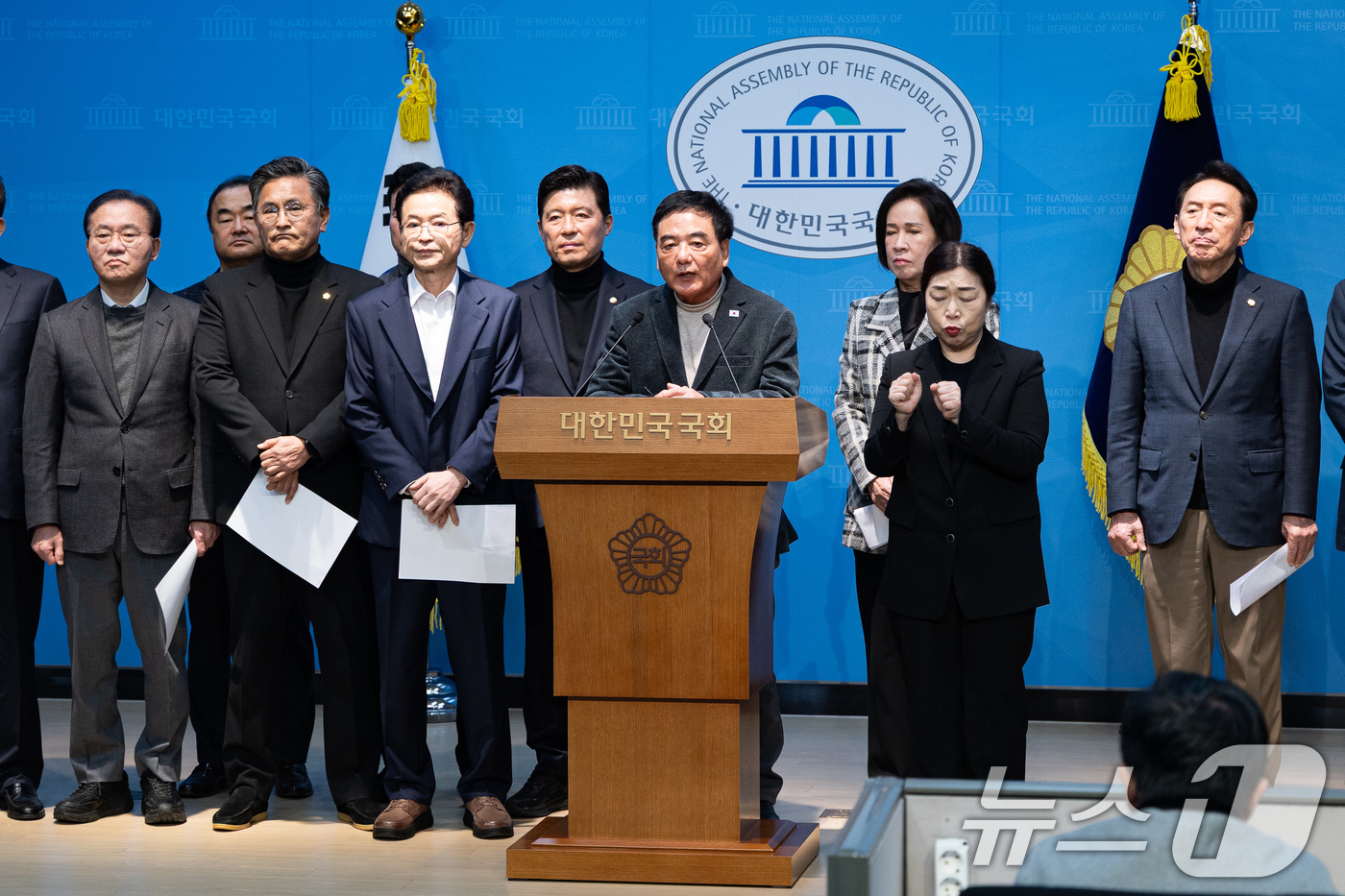 (서울=뉴스1) 유승관 기자 = 이만규 대구시의회 의장과 국민의힘 대구·경북 지역 국회의원 및 이철우 경북도지사, 박성만 경북도의회 의장 등 참석자들이 3일 서울 여의도 국회 소통 …