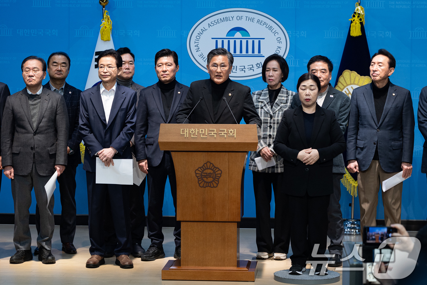 (서울=뉴스1) 유승관 기자 = 박성만 경북도의회 의장과 국민의힘 대구·경북 지역 국회의원 및 이철우 경북도지사, 이만규 대구시의회 의장 등 참석자들이 3일 서울 여의도 국회 소통 …