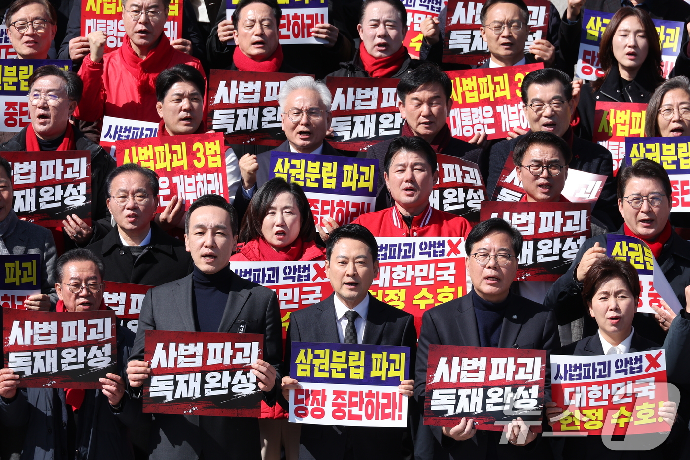 (서울=뉴스1) 신웅수 기자 = 장동혁 국민의힘 대표가 3일 서울 여의도 국회 본관 앞에서 열린 사법독립 헌정수호를 위한 대국민 호소 국민대장정 규탄대회에서 구호를 외치고 있다. …