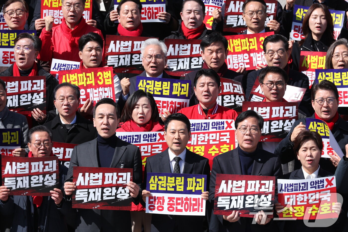 본문 이미지 - 장동혁 국민의힘 대표가 3일 서울 여의도 국회 본관 앞에서 열린 사법독립 헌정수호를 위한 대국민 호소 국민대장정 규탄대회에서 구호를 외치고 있다. 2026.3.3 ⓒ 뉴스1 신웅수 기자