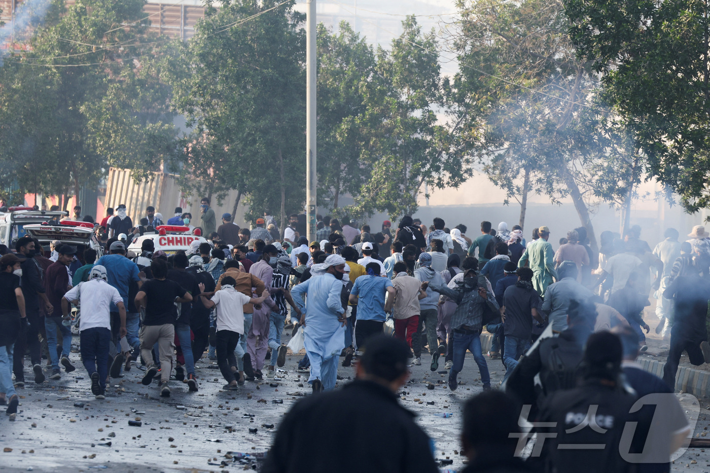 (카라치 로이터=뉴스1) 윤다정 기자 = 1일(현지시간) 파키스탄 카라치에서 아야톨리 하메네이 이란 최고지도자 사망 소식이 전해진 뒤 이에 항의하는 시위가 일어난 가운데, 경찰이 …