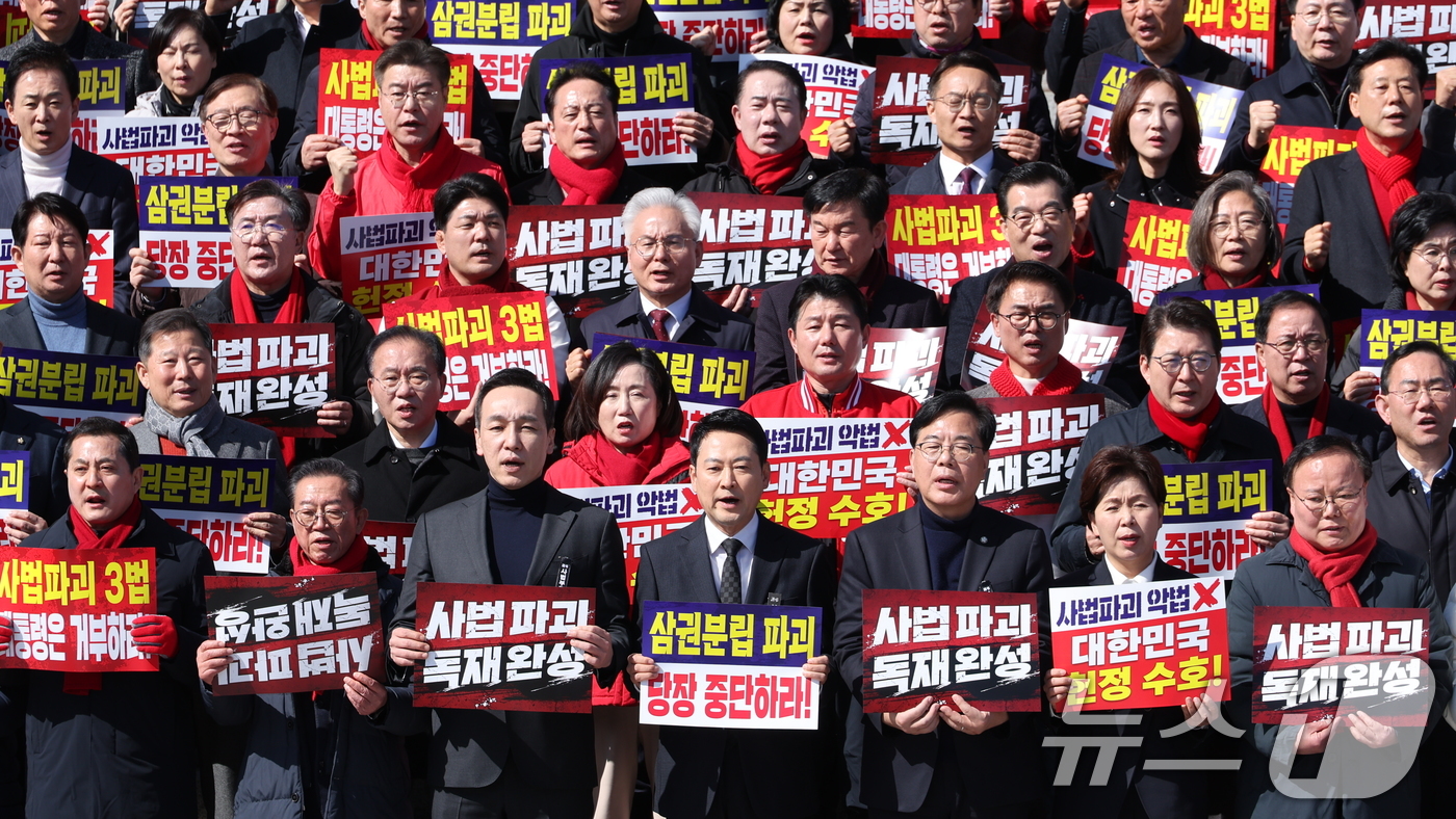 (서울=뉴스1) 신웅수 기자 = 장동혁 국민의힘 대표가 3일 서울 여의도 국회 본관 앞에서 열린 사법독립 헌정수호를 위한 대국민 호소 국민대장정 규탄대회에서 구호를 외치고 있다. …