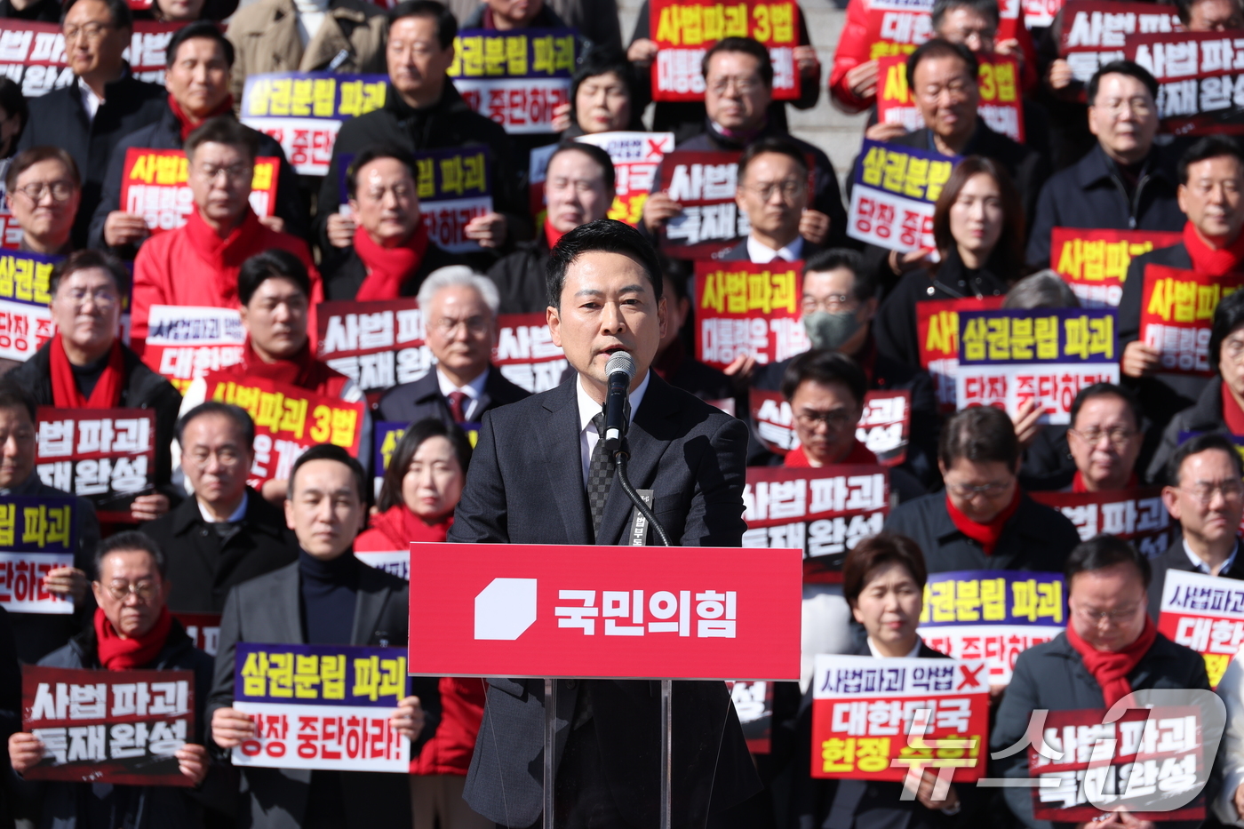 (서울=뉴스1) 신웅수 기자 = 장동혁 국민의힘 대표가 3일 서울 여의도 국회 본관 앞에서 열린 사법독립 헌정수호를 위한 대국민 호소 국민대장정 규탄대회에서 발언하고 있다. 202 …