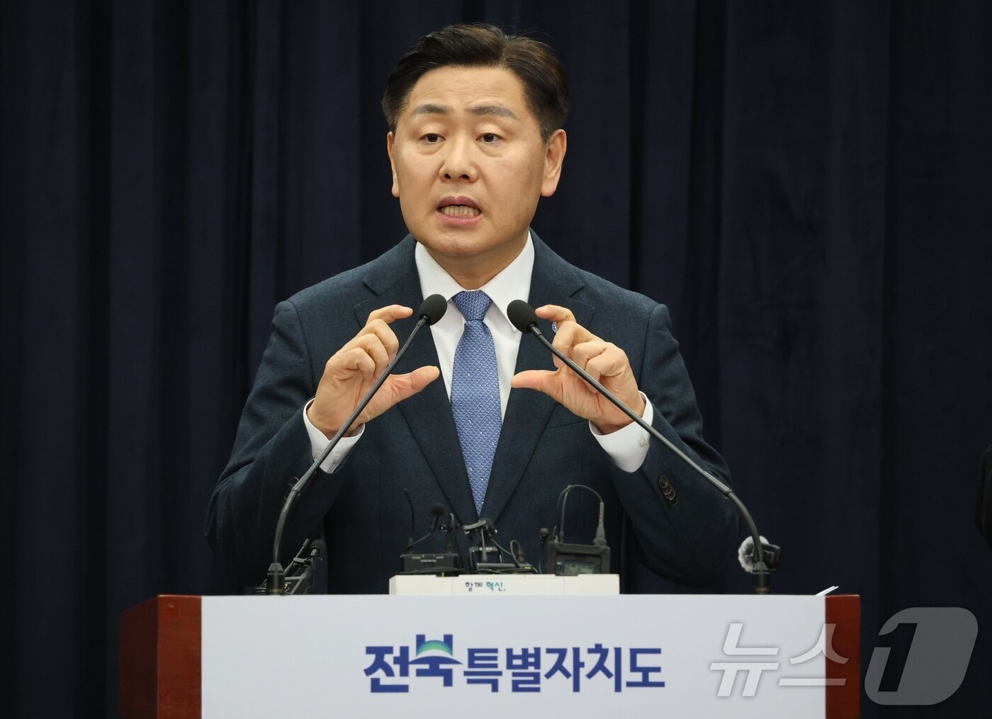 본문 이미지 - 김관영 전북특별자치도지사가 지난 3월 3일 전북 전주시 전북특별자치도청에서 방산산업 관련 기자회견을 열고 질의에 답변을 하고 있다. 2026.3.3 ⓒ 뉴스1 유경석 기자