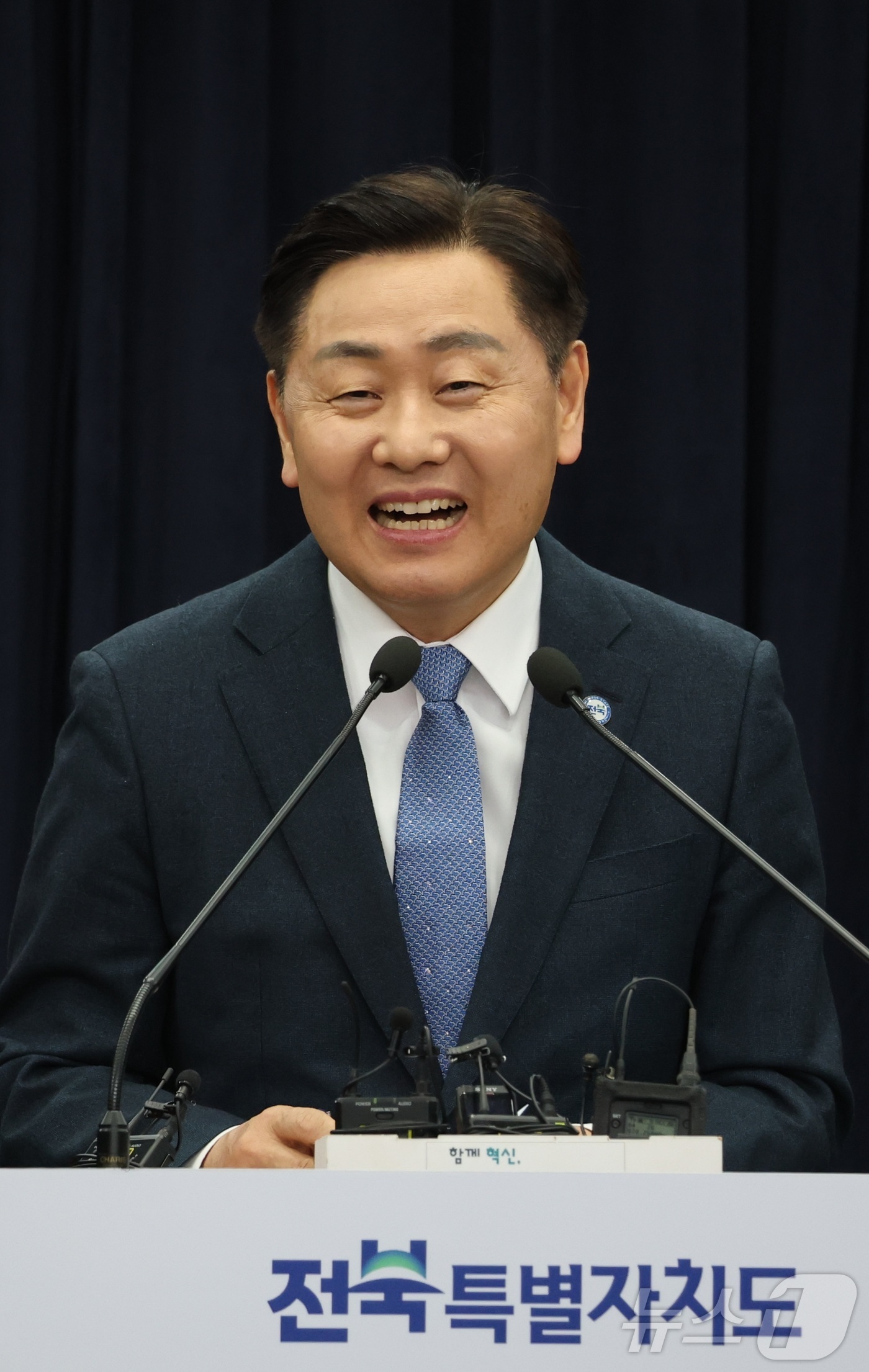 (전주=뉴스1) 유경석 기자 = 김관영 전북특별자치도지사가 3일 전북 전주시 전북특별자치도청에서 방산산업 관련 기자회견을 열고 질의에 답변을 하고 있다. 2026.3.3/뉴스1