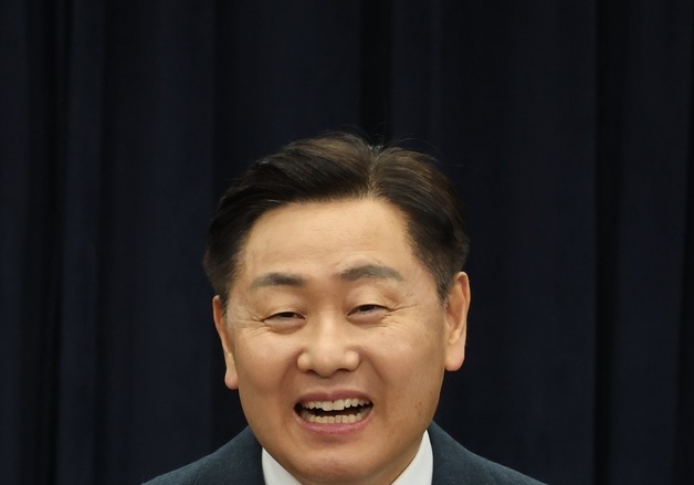 환하게 웃으며 기자회견 이어가는 김관영 도지사